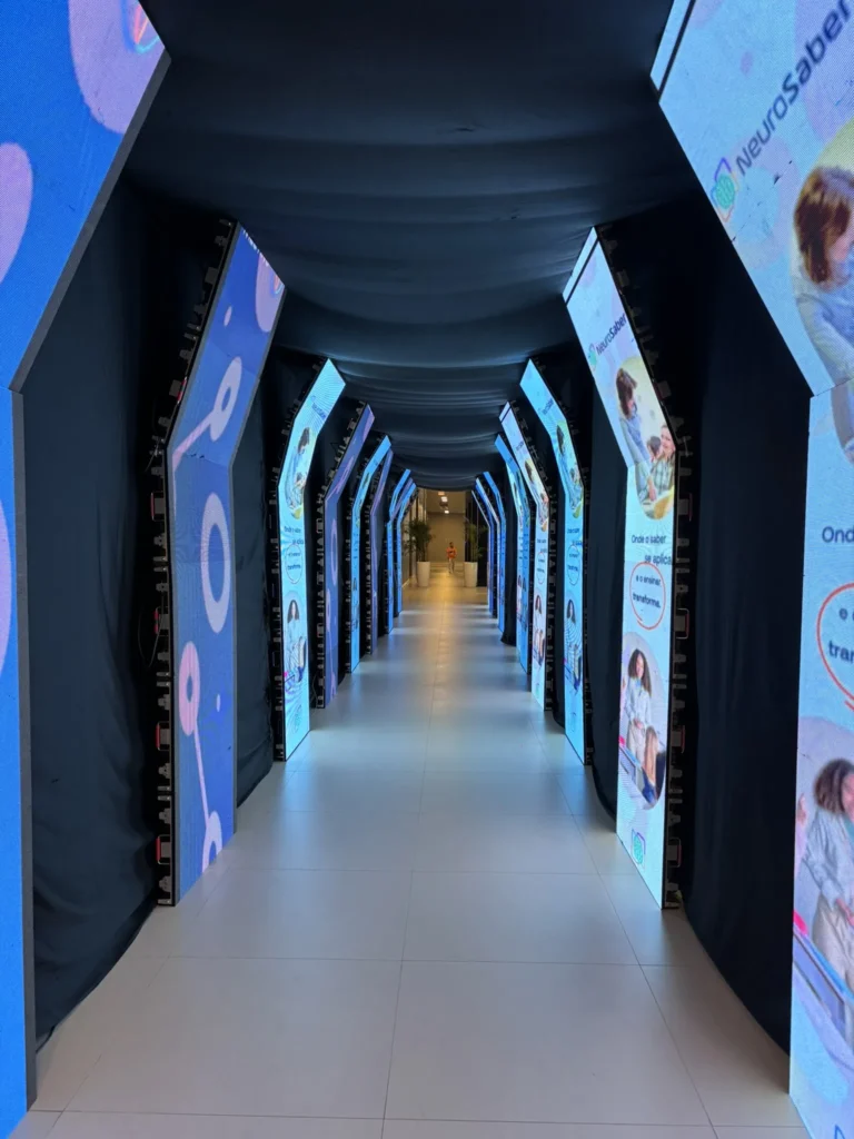 Corredor de espelhos com iluminação em evento