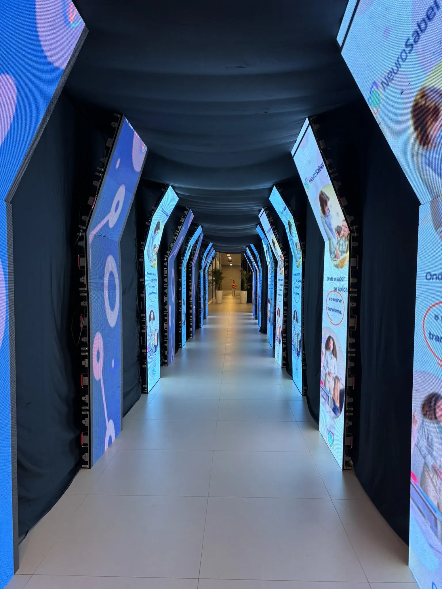 Corredor de espelhos com iluminação em evento
