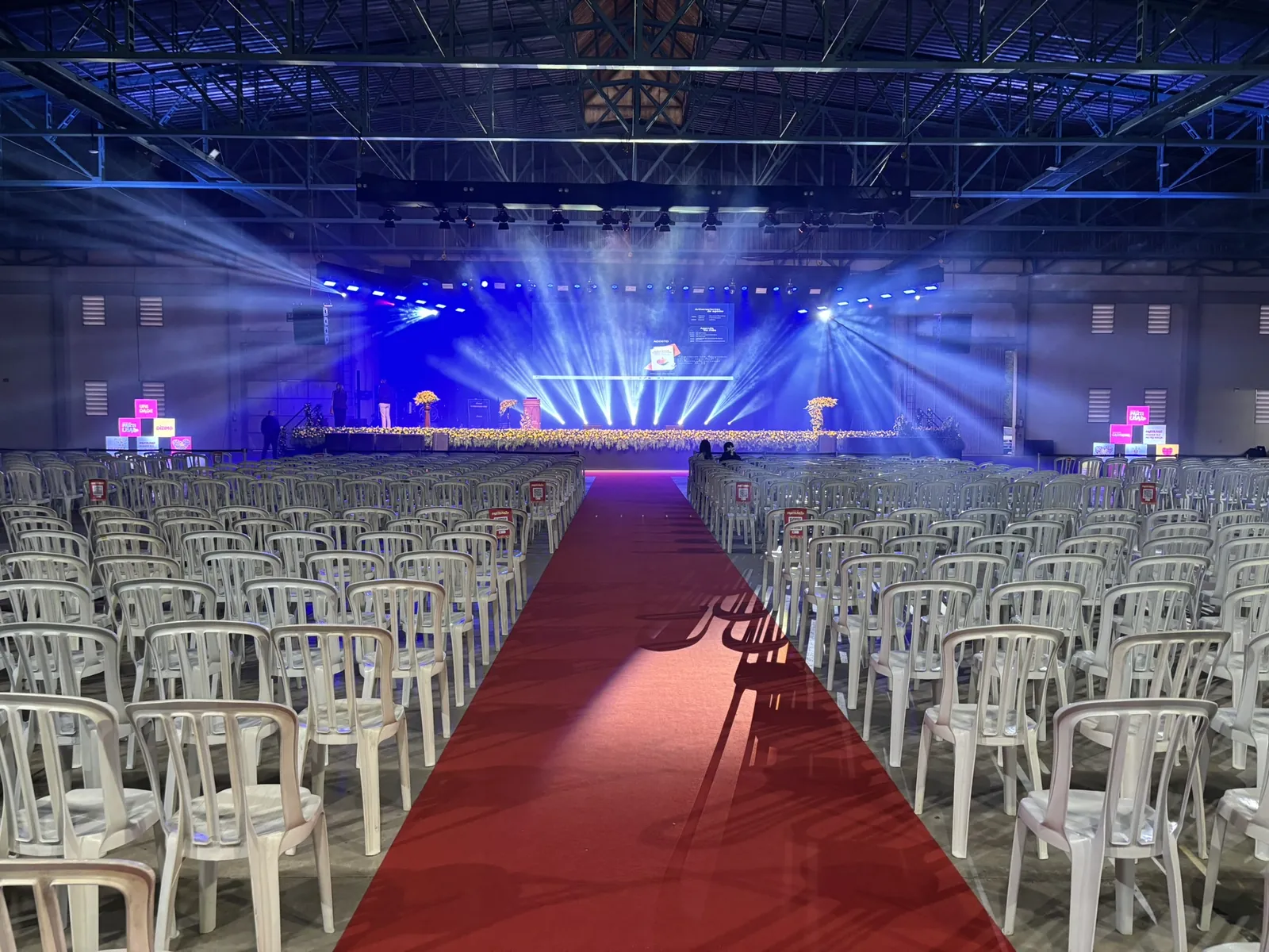 Jantar de gala com corredor central e telões