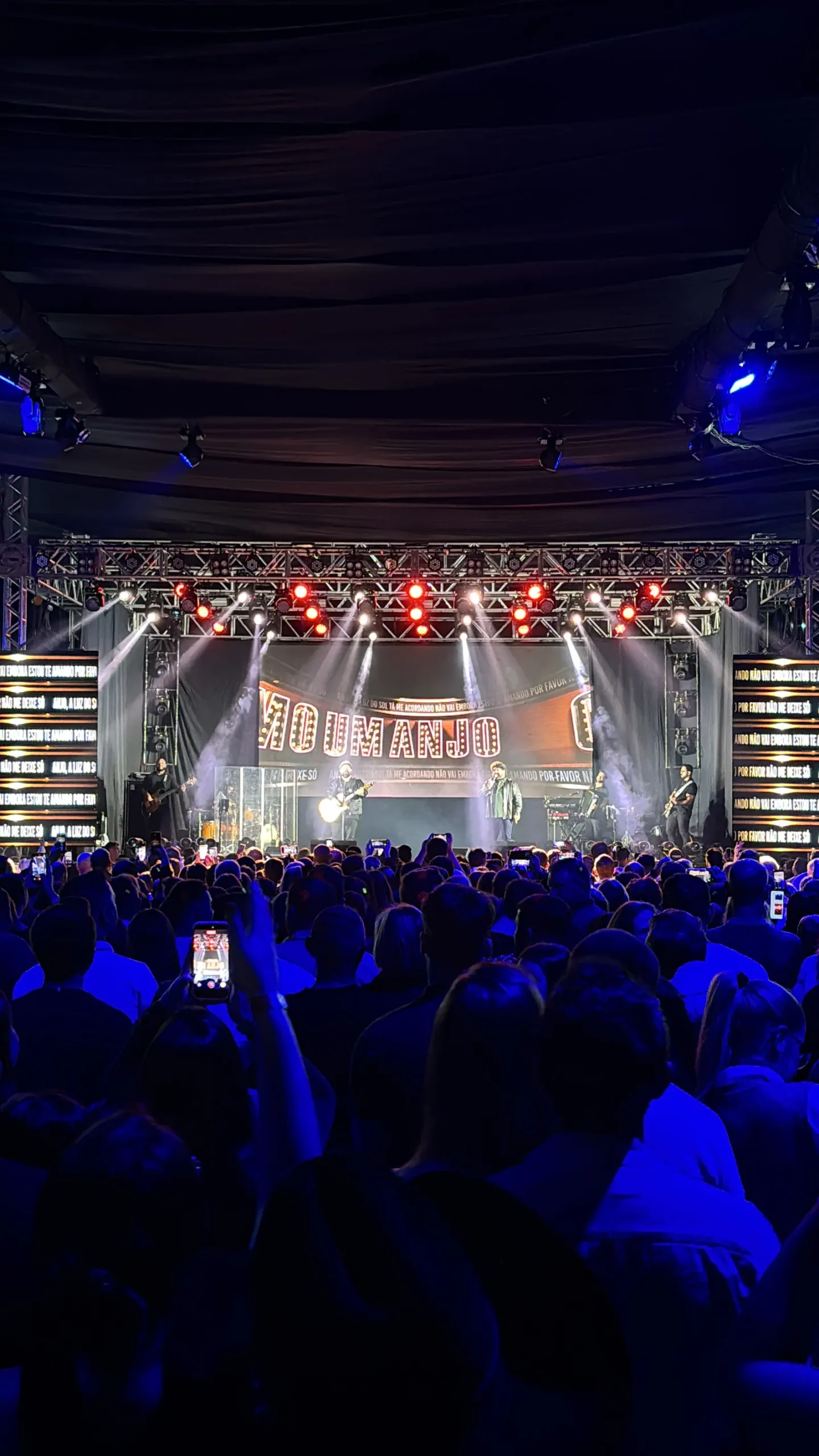Palco iluminado para show em evento noturno