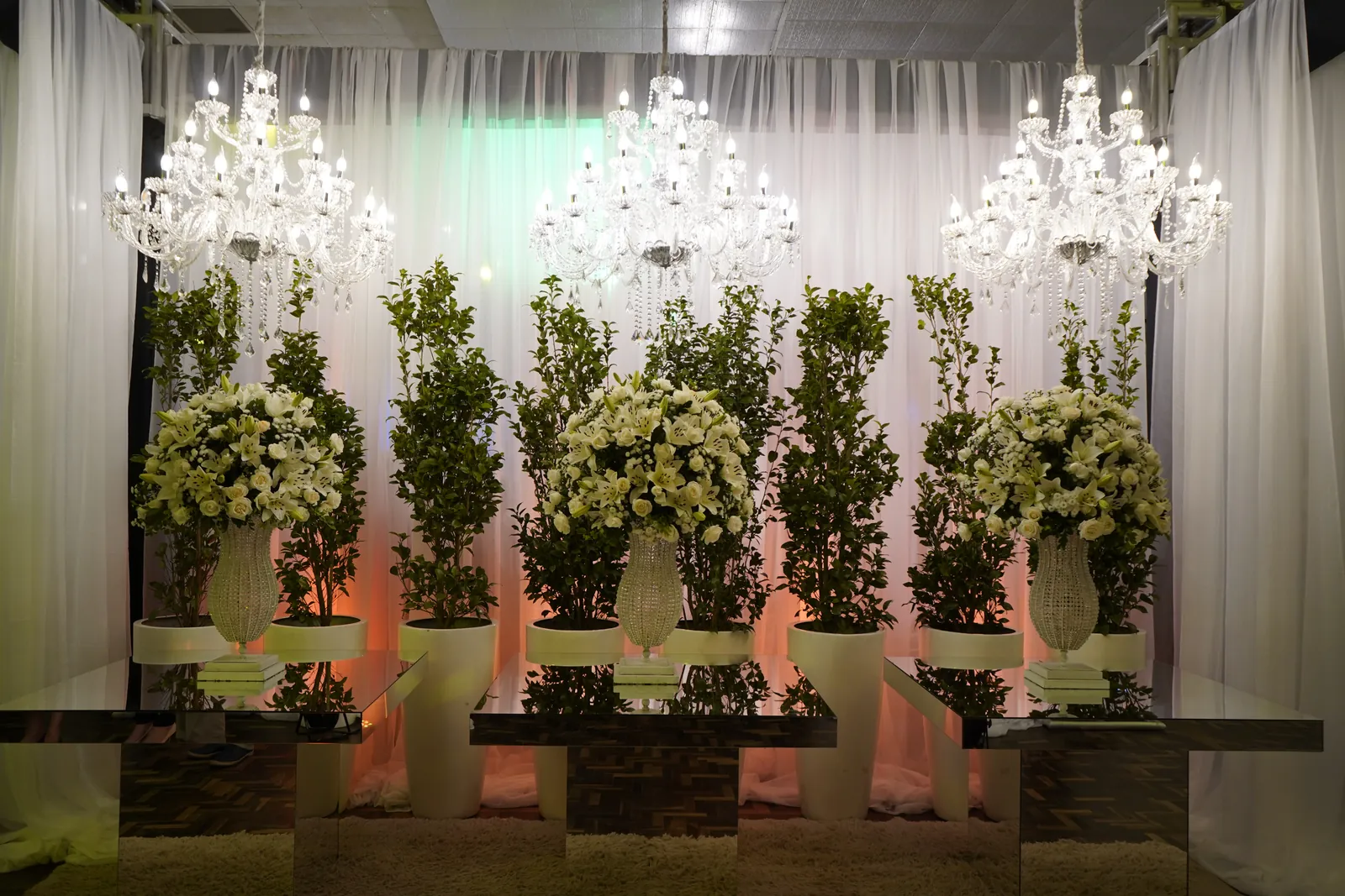 Colunas de flores com lustres no salão decorado
