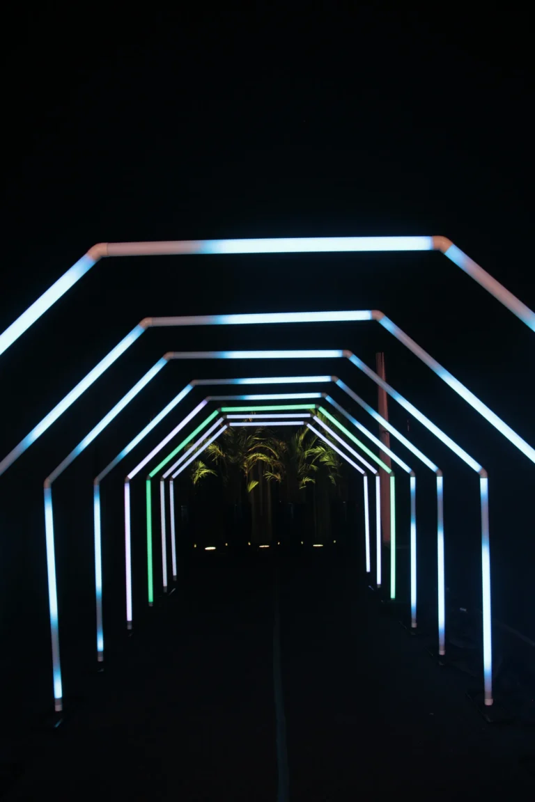 Corredor de luz em arcos na decoração de formatura