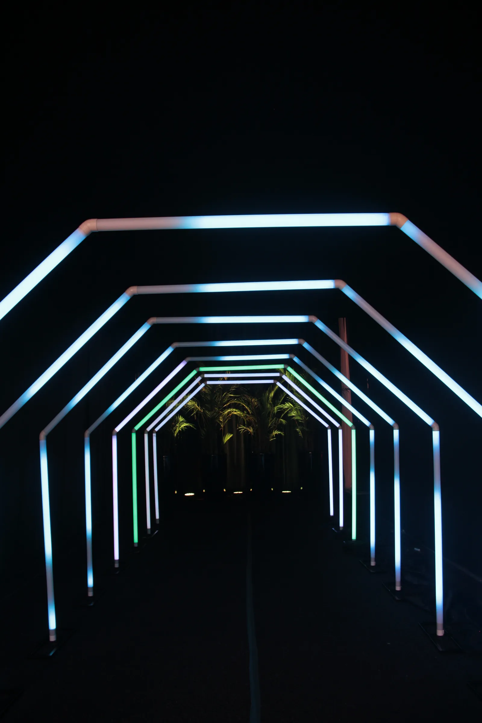 Corredor de luz em arcos na decoração de formatura