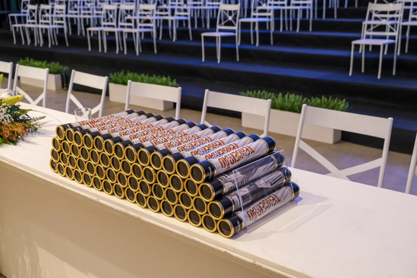 Diplomas preparados sobre a mesa da formatura