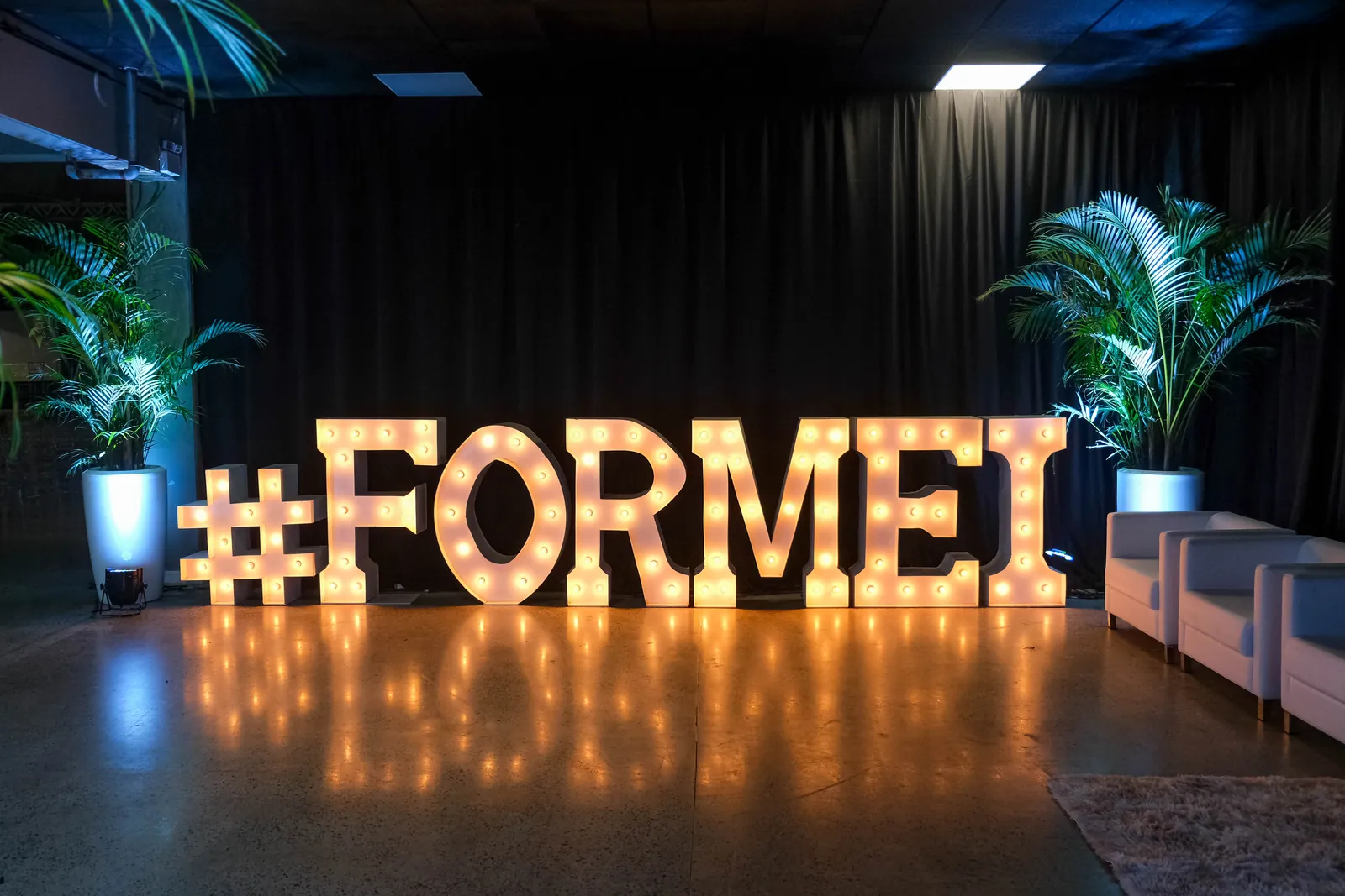 Letras iluminadas #FORMEY na decoração da formatura
