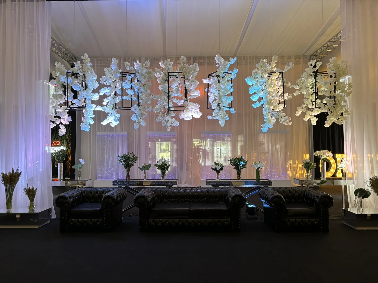 Lounge de formatura com poltronas e lustres florais