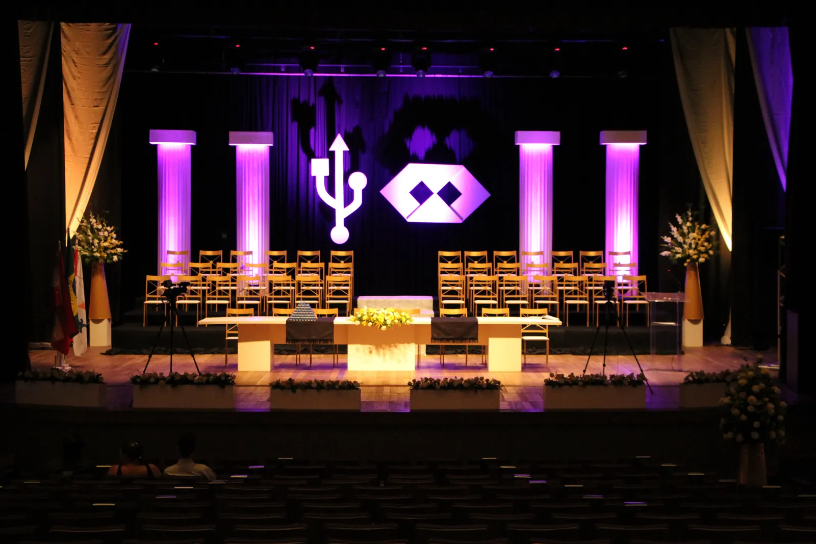 Palco decorado com colunas iluminadas