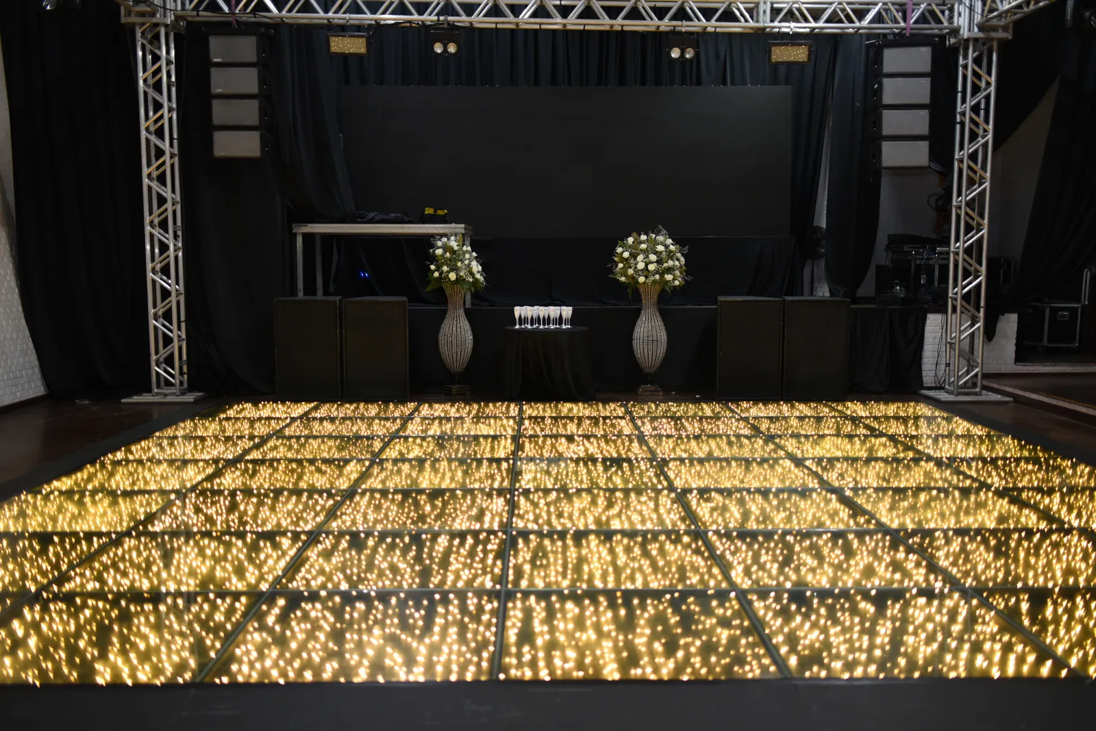 Pista de dança iluminada em dourado